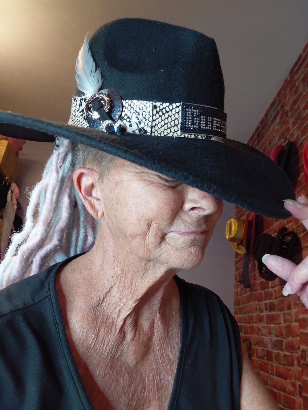 SEAGULL Feathered Concho Unique Felt Hat With ICONIC GUESS RINESTONED LOGO - Picture 6 of 6